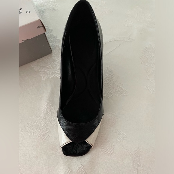 90’s Black and white patent leather spectator shoes. - Picture 5 of 9